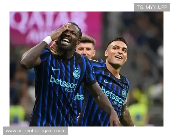 国米与罗马全场激战回顾球迷热情高涨精彩瞬间不容错过 国米与罗马全场激战回顾球迷热情高涨精彩瞬间不容错过